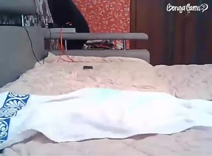 Русская блондинка занимается анальным сексом перед камер