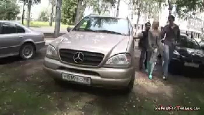 с блондой познакомились 2 М в парке