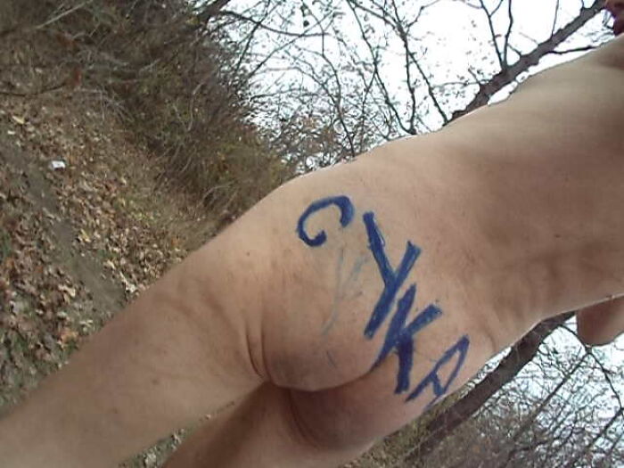 Голышом в поясе верност в унизительных надписях в парке