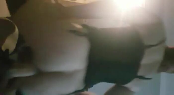 Шлюха скачет на страпоне !!!