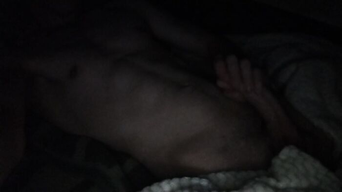 Удовлетворяю себя в темноте)