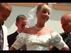 Невеста обслуживает всех гостей на свадебном банкете