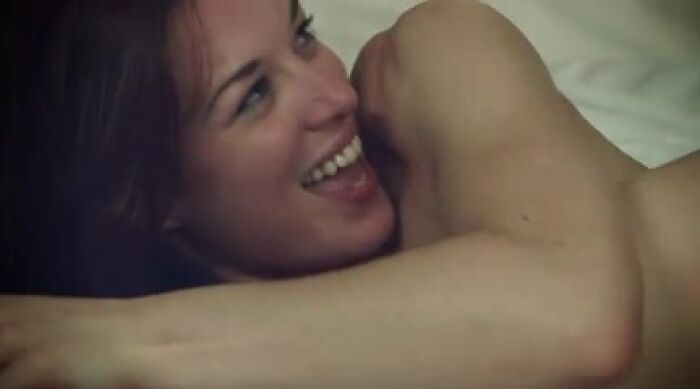 Чуйний секс з юною рудоволосою красунею)