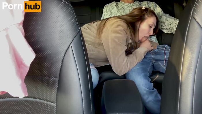 Замужняя шлюха отсосала в машине