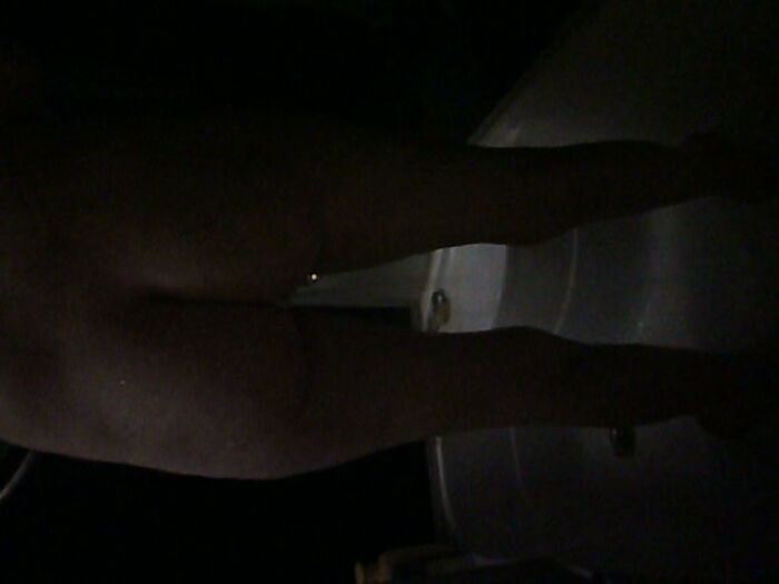 милая моется