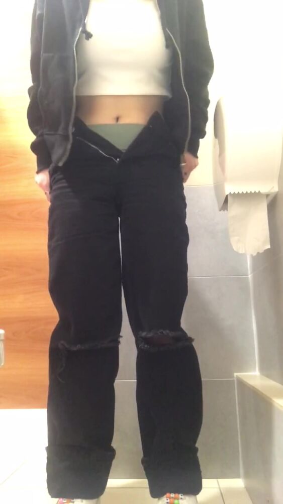 Полностью разделась