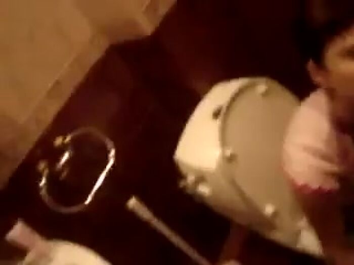 соске присунули пока она сала в туалете