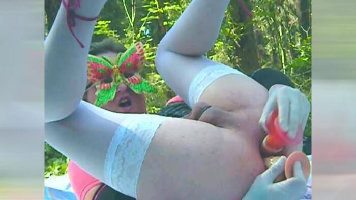 Лесная Нимфа Жостко Дрючит Себя в Попку на Полянке..