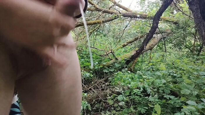 Она мне дрочит и я кончаю на природе