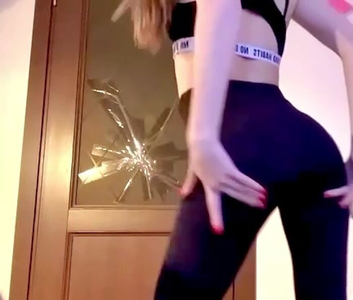 Кто хочет насадить стервозную попочку Улечки?)