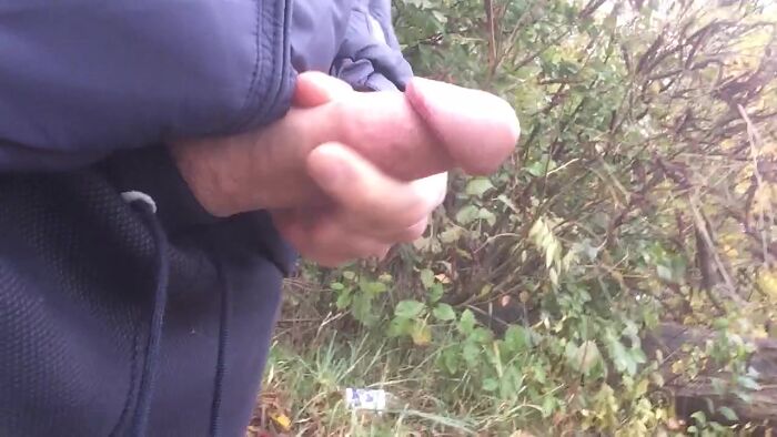 обильно кончаю в лесу