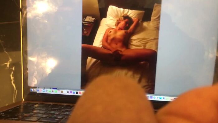 Ласкает пизду