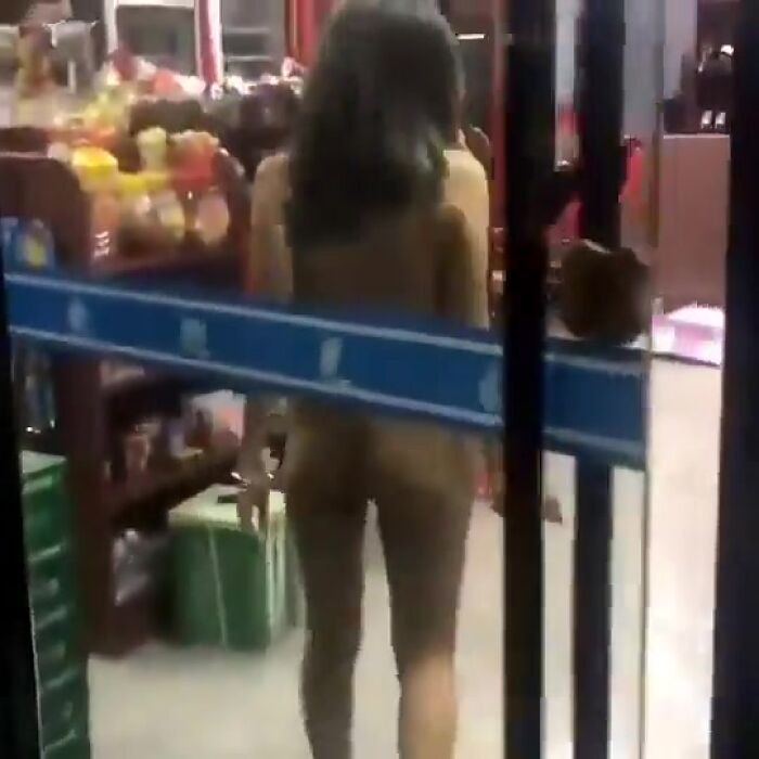 Нудистка в магазине