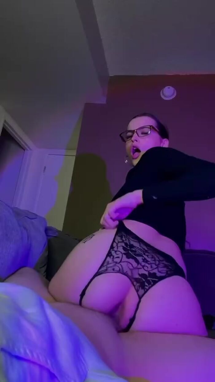 Четко двигается на члене