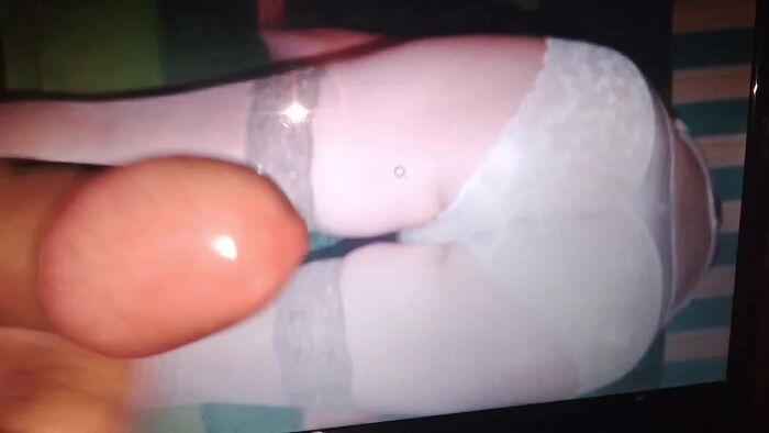 она сказала, что очень жарко, и сняла платье