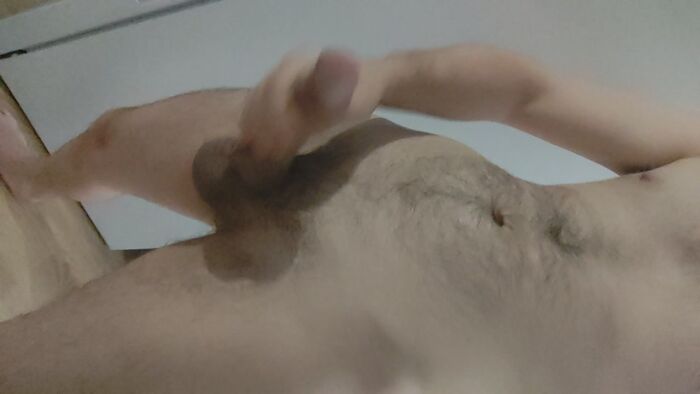 Дрочу стоя) кто хочет на коленочки перед ним?))