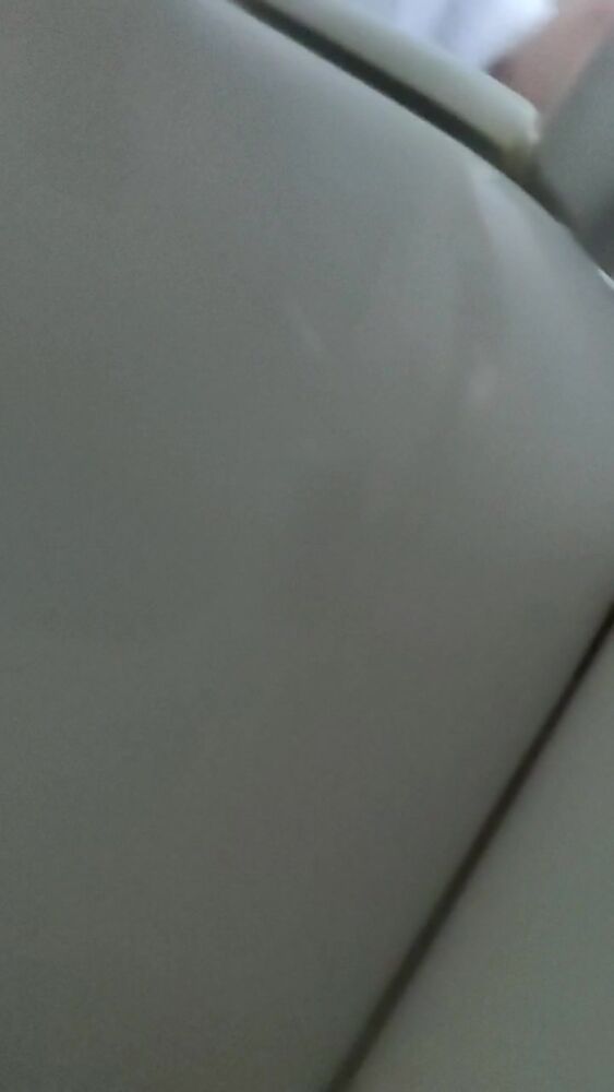 Жена моет голову