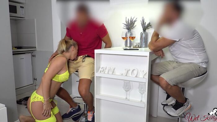 Поделился подругой