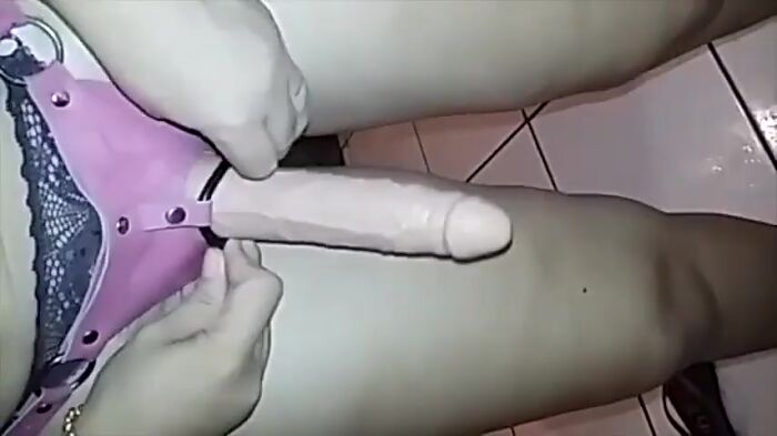 Жена удовлетворяет мужа.