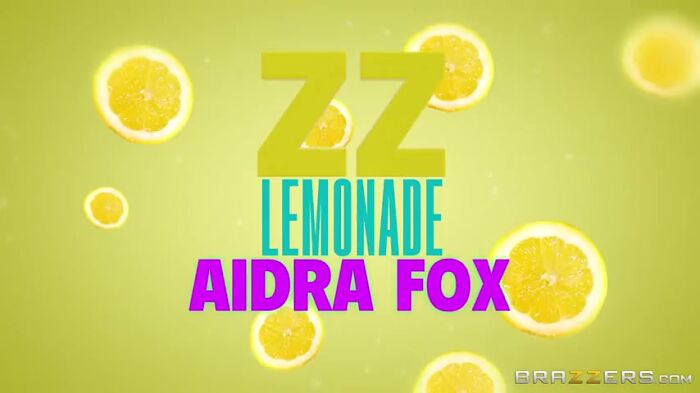 Жарит продавщицу которая торгует в лавке