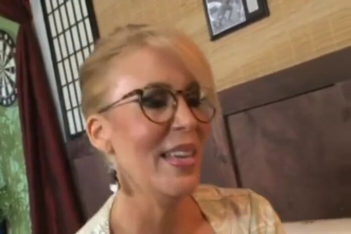 Зрелая блондинка сосет член и дает в анал