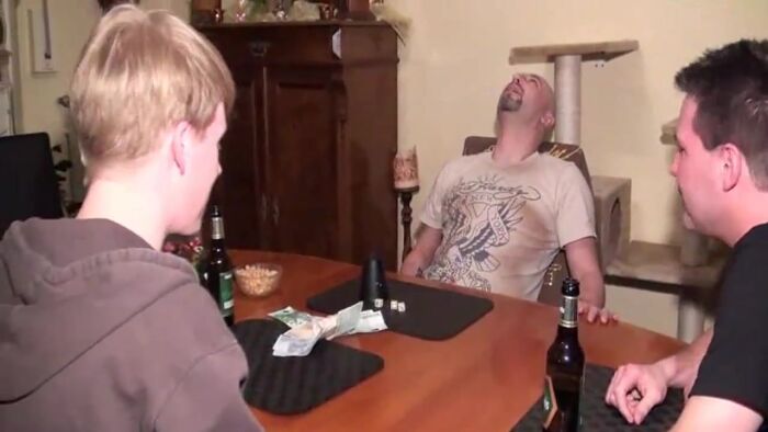 Проиграл жену в карты...