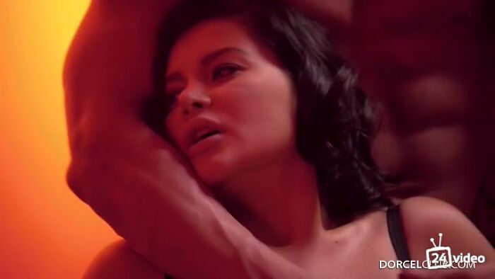 муж смотрит как 2 качка ебут его жену