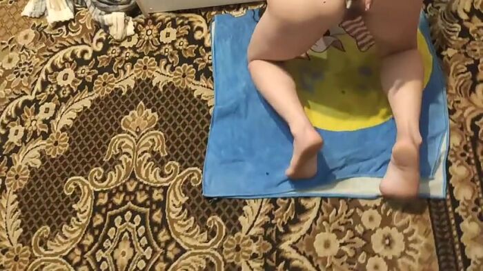 Массирует анус