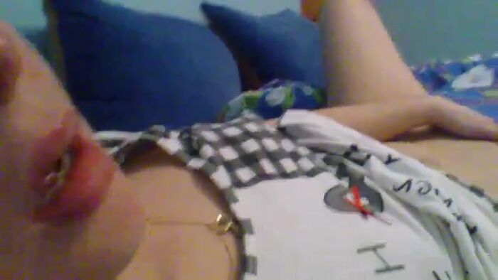 Оля показывает пизду