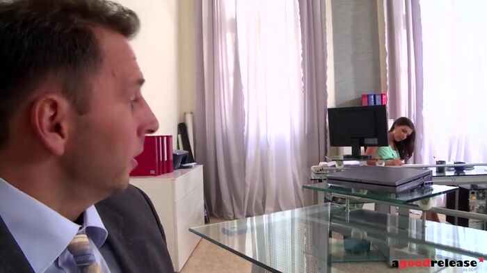 Хороша у жены подруга.