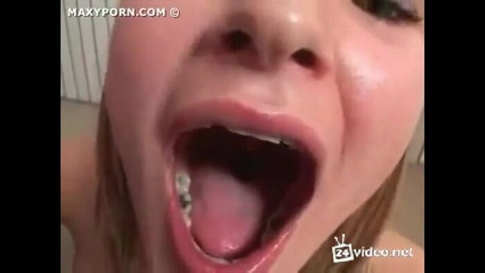 Телочкам кончают в рот