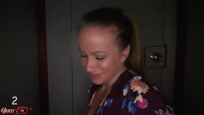 Работающая в секс кабинке сучка сосет члены из отверстий