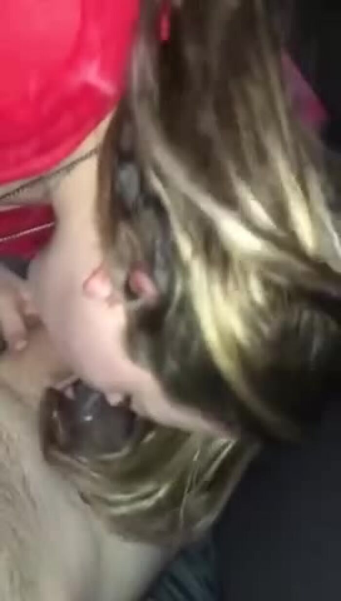 шлюша сасёт мужской член