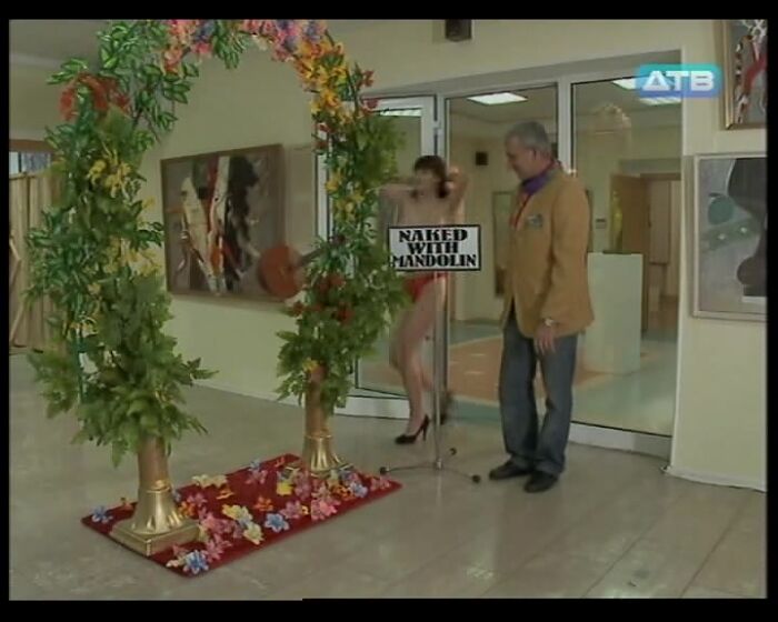 42. ГОЛАЯ С МАНДОЛИНОЙ