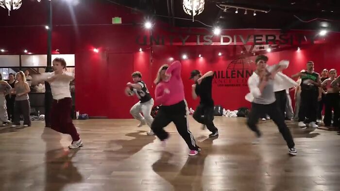 Малышка идет в разнос