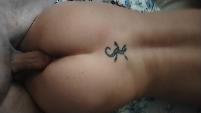 Девочка от удовольствия стонет