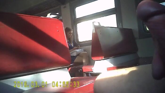 Дрочу в электричке на красивых девушек