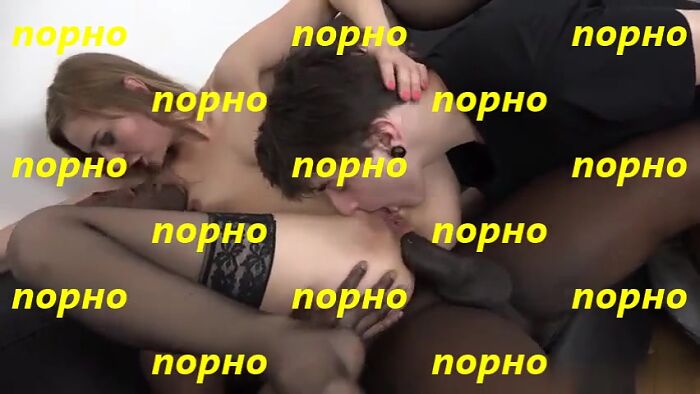 Трахает в задницу, пока ее куколд лижет