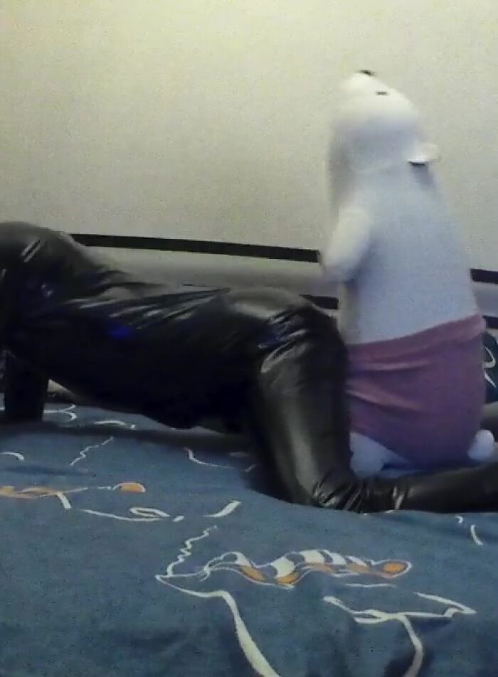 Умка ебет меня