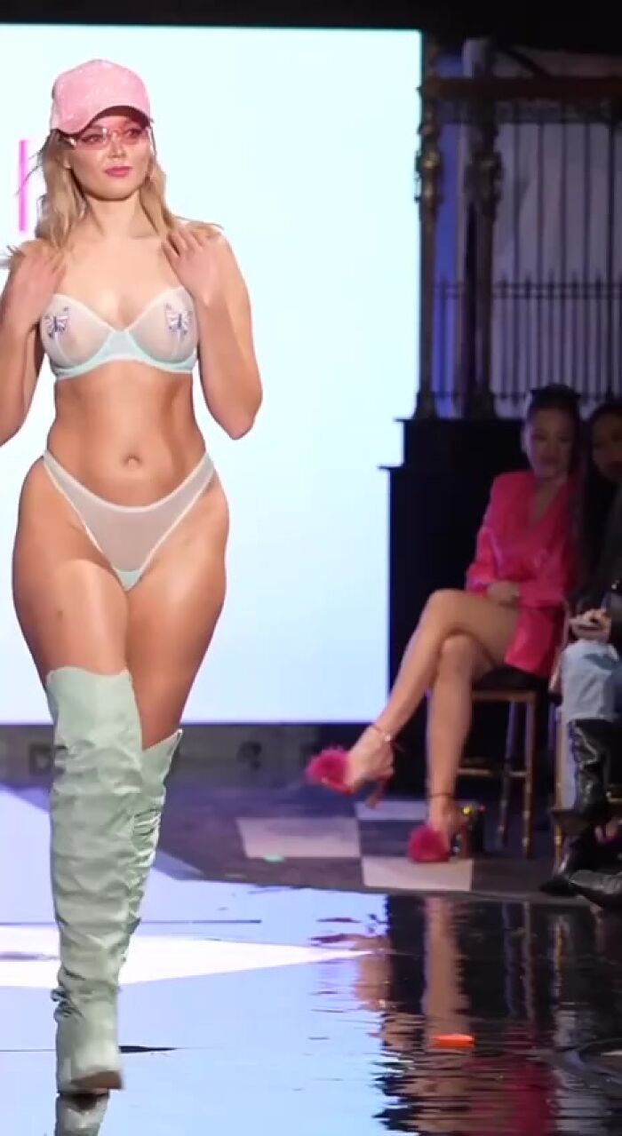 Дуже подобається такий блядський наряд