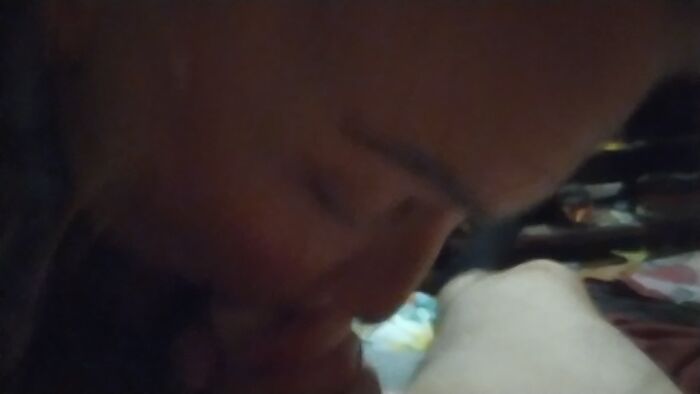 Жена шлюха сосёт мой член