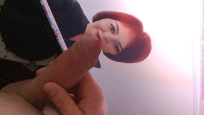 Открыл головку перед губками Вероники