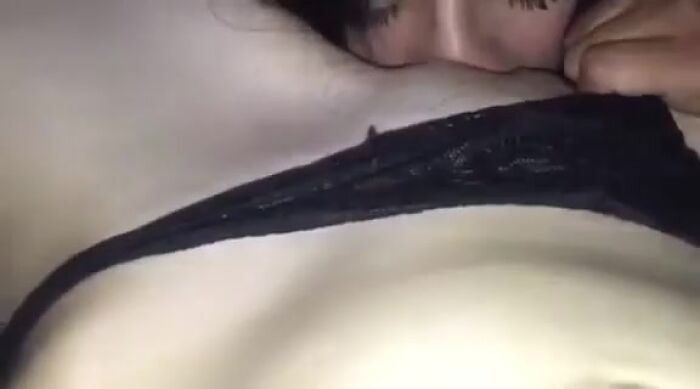 Подруга лижет.