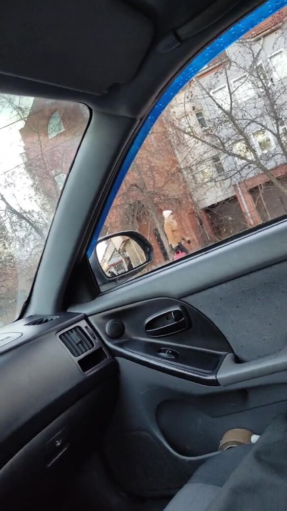 Дрочу в машине