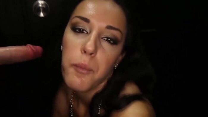 Красивая шлюшка сосет члены через дырку в стене и сглаты