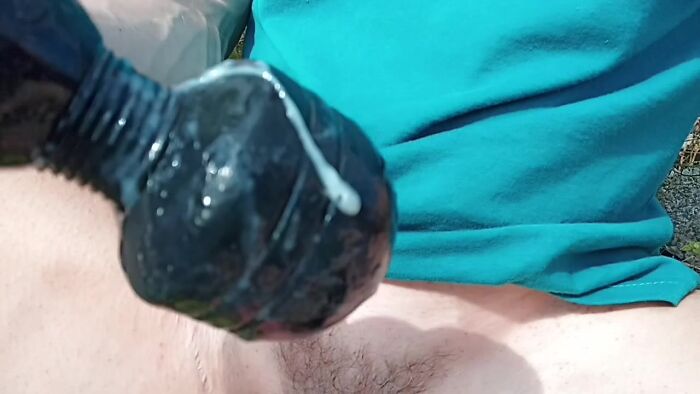 Оргазм от вибратора на природе