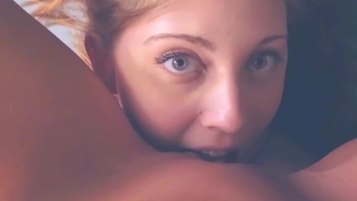 Глазастая сучка страстно лижет письку подруге..