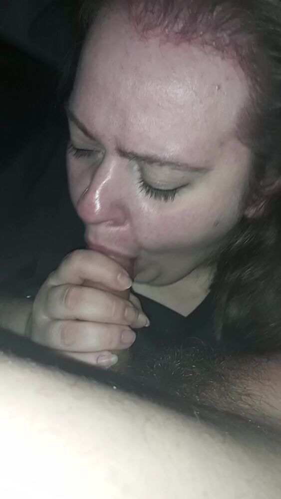 Полная улыбчивая наяривает хуй