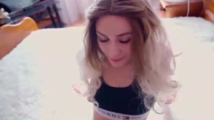 Выебал блондинку и дал в ротик)