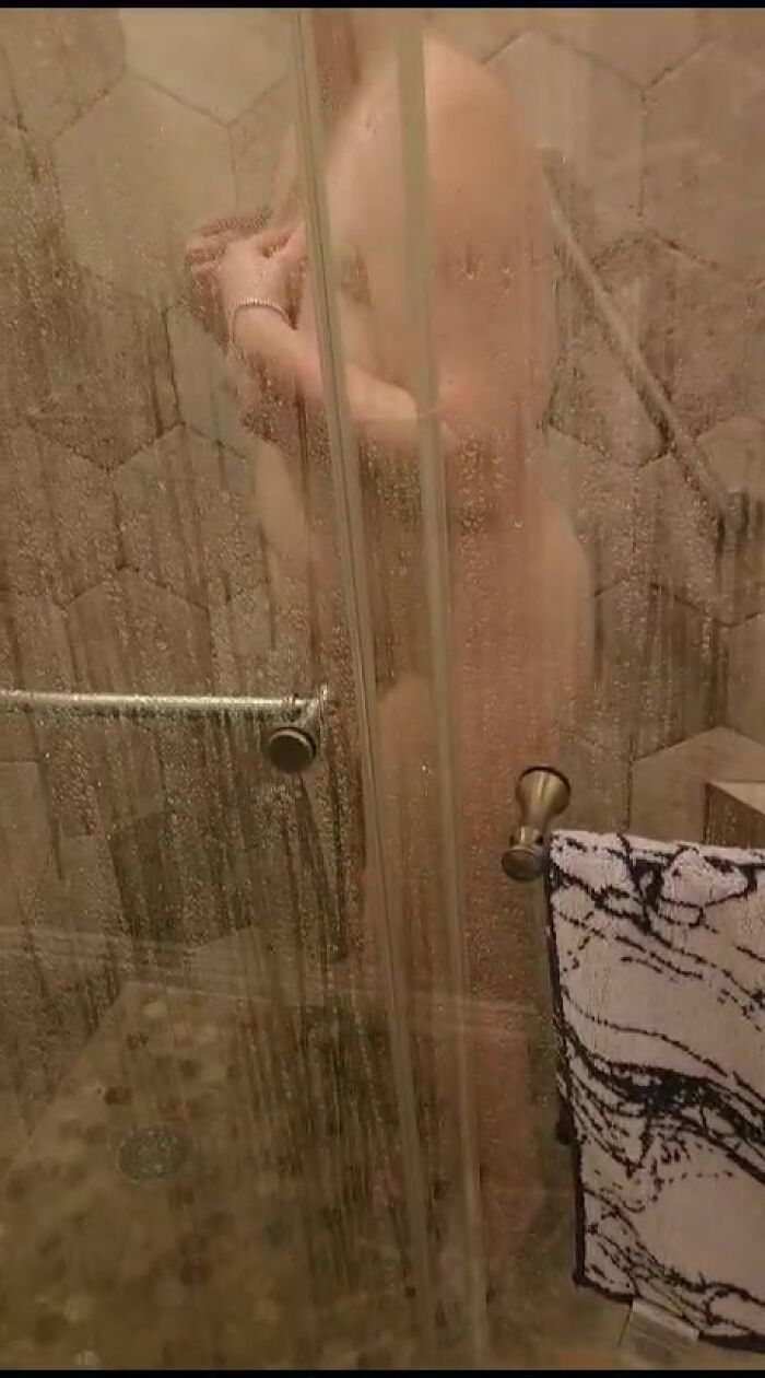 В душике у любовника дома